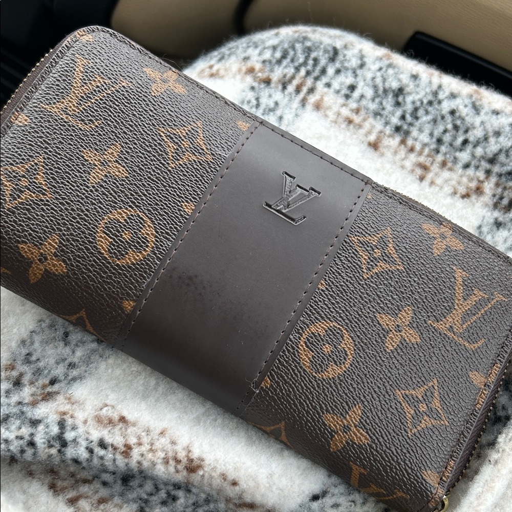 FAKE Not authentic- Louis Vuitton Brown and Tan Monogram Clutch